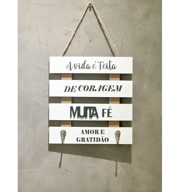 Placa " A vida é feita de Coragem, muita fé, amor e gratidão" de Mdf